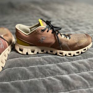 On Cloud Womens sneakers size 7.5 rose gold / blush color & sand color